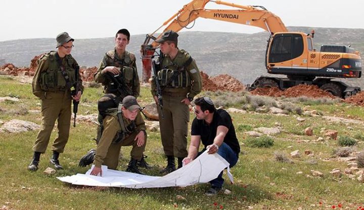 Israeli forces order confiscation of 200 dunhams of West Bank land