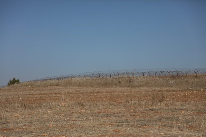 Jewish settlers fence  Palestinian lands in east of Bethlehem