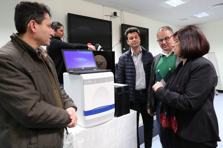 An-Najah University hands over the Ministry of Health advanced device for Coronavirus tests