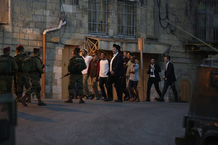 Hebron: Settlers attack Palestinians' homes