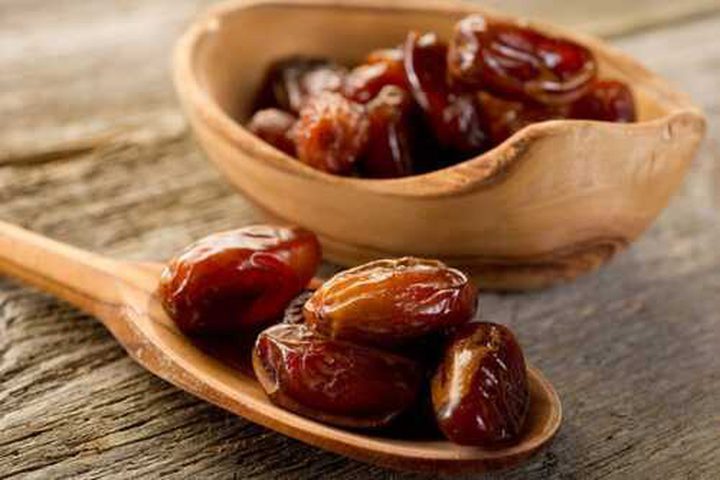 Why should you eat dates on an empty stomach?