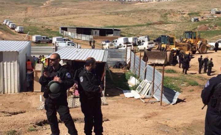 The occupation delivers notices to farmers to stop work and construction in west of Salfit